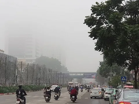 Hà Nội sương mù dày đặc, ô nhiễm không khí chạm ngưỡng báo động